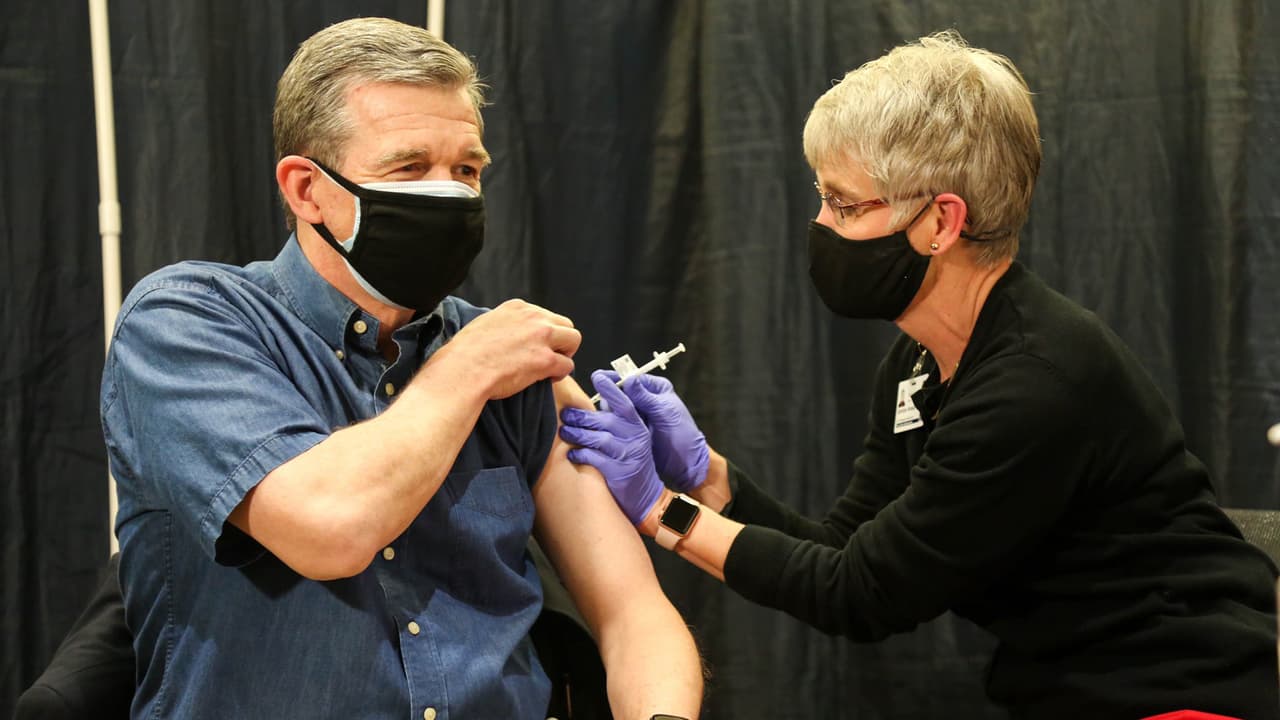 Roy Cooper da positivo por covid-19, dice que sus síntomas "son muy leves"