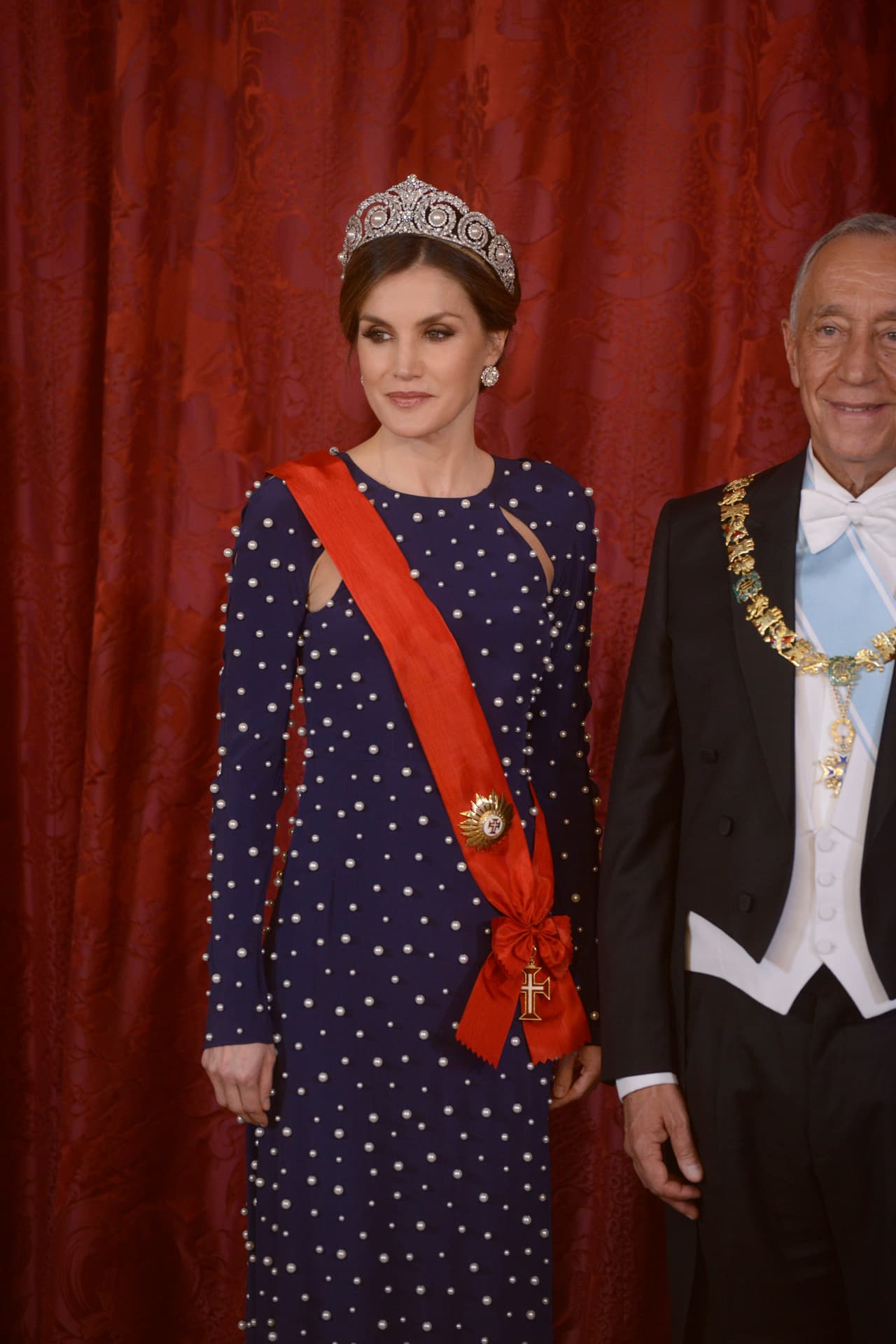 La reina Letizia otra vez dio de qué hablar por su relación con doña Sofía, el lunes pasado sorprendió a la prensa cuando apareció ostentando la diadema de Cartier durante la cena de gala ofrecida en el Palacio Real en honor del presidente de Portugal, Marcelo Rebelo de Sousa.