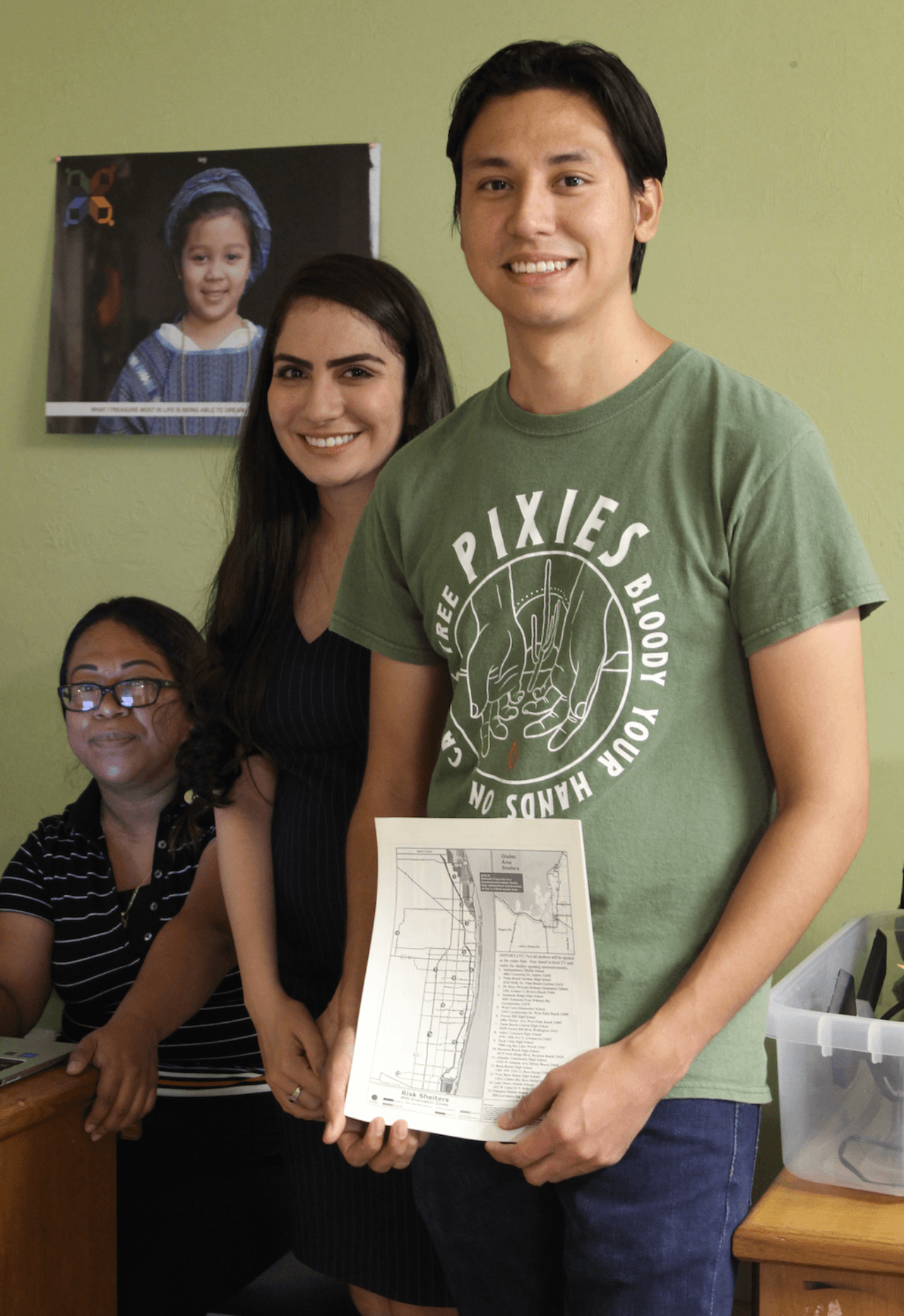 La administradora de la organización, Lucía Barnes, (centro de la foto) asegura que la mayoría de las personas que asisten viven en trailas, viviendas que deben ser evacuadas en caso de que se emita una alerta de huracán en la zona. En la imagen junto a Barnes,
<b>María Alonzo (izquierda) y Daniel Morgan (derecha), trabajadores del centro.</b>