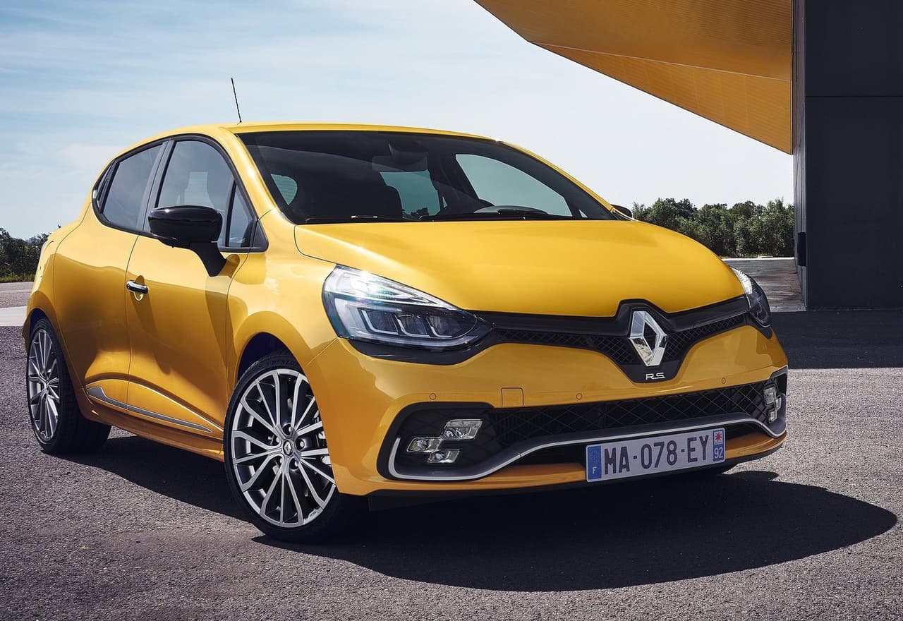 ¿Cuáles son esas ventajas? En su cuerpo agrupan las funciones propias de las luces de posición, de largo alcance, la iluminación del interior de las curvas y las de los faros antiniebla. El fabricante denomina a este sistema lumínico "RS Vision".