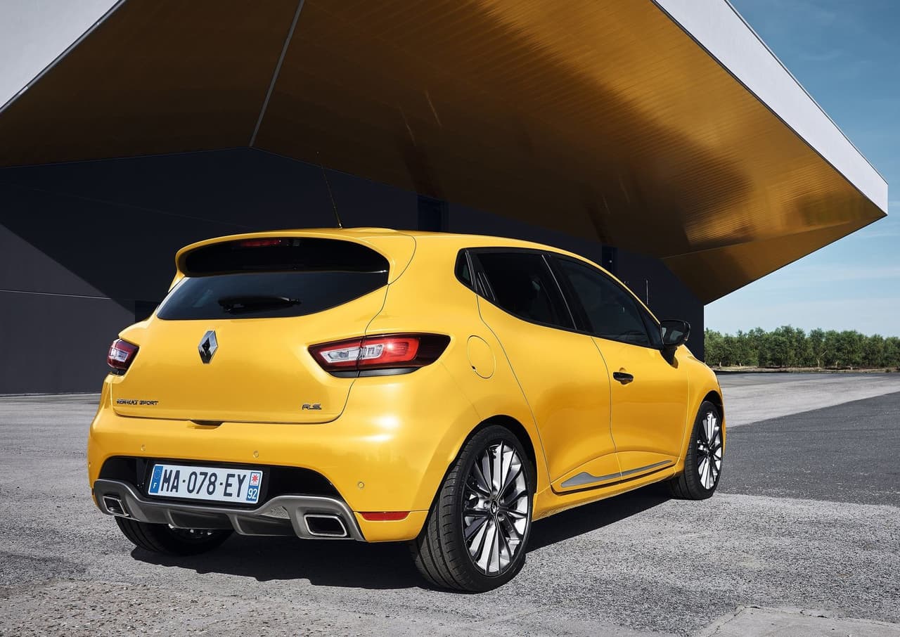 Todas las variantes incluyen el selector RS Drive, un sistema dinámico que ofrece los modos de conducción Normal, Sport y Race. Gracias al mismo, se alteran parámetros del automóvil para modificar su comportamiento en diversas circunstancias del camino.