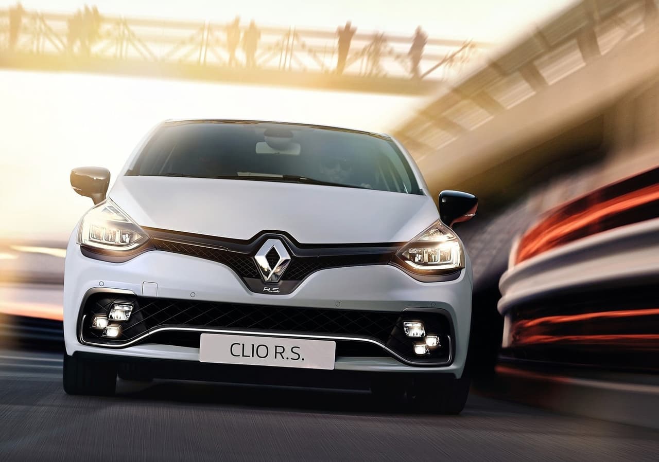El deportivo francés llega con 2 niveles de potencia. En su versión Sport, el Renault Clio RS 2017 está equipado con un motor de 1.6 litros que entrega 200 HP. Con esta misma potencia, también se ofrece una variante denominada Cup, con una puesta a punto más rígida y enfocada en la deportividad.