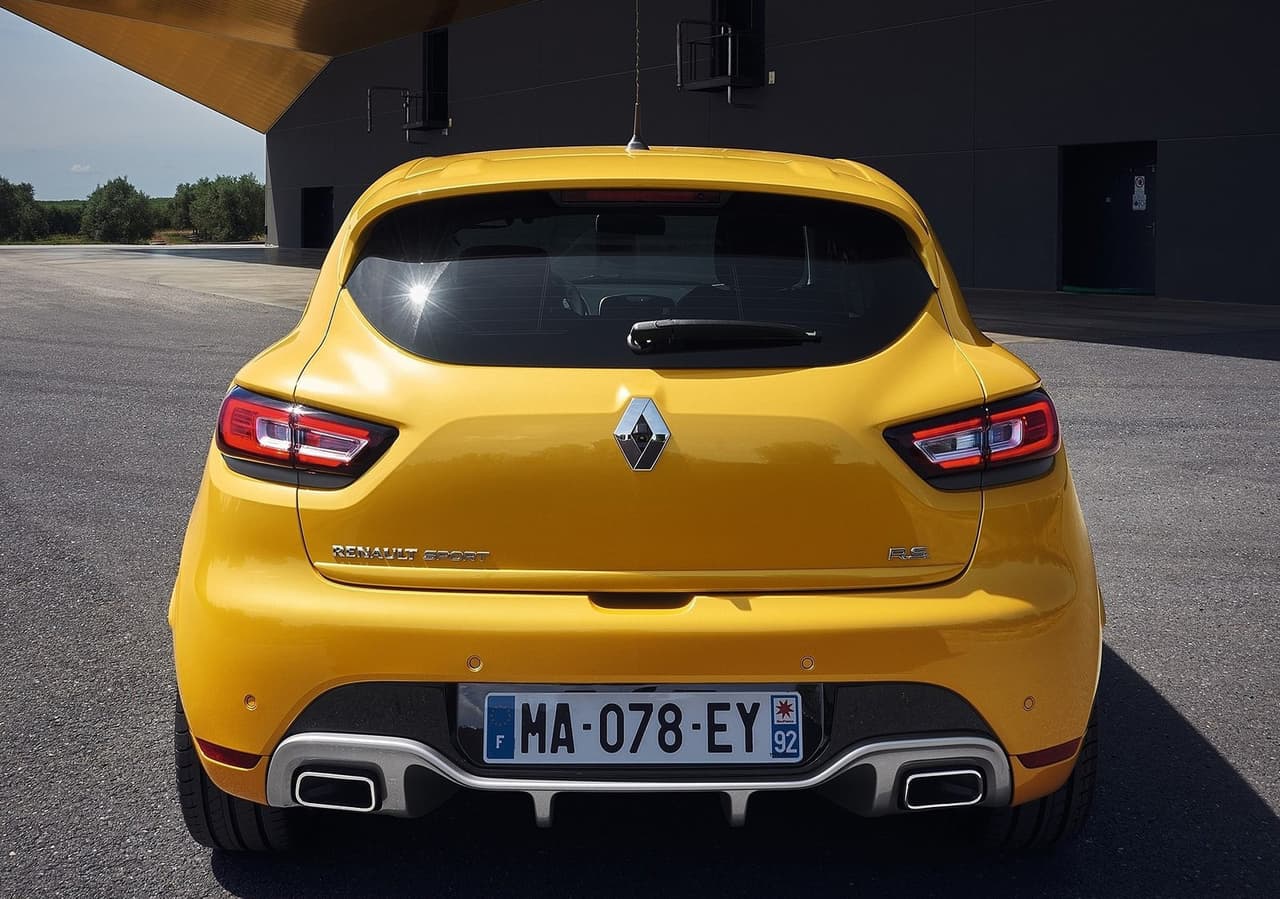 Como tercera opción aparece la versión Trophy, que agrega potencia para llegar a los 220 HP, sumando además una suspensión rebajada.