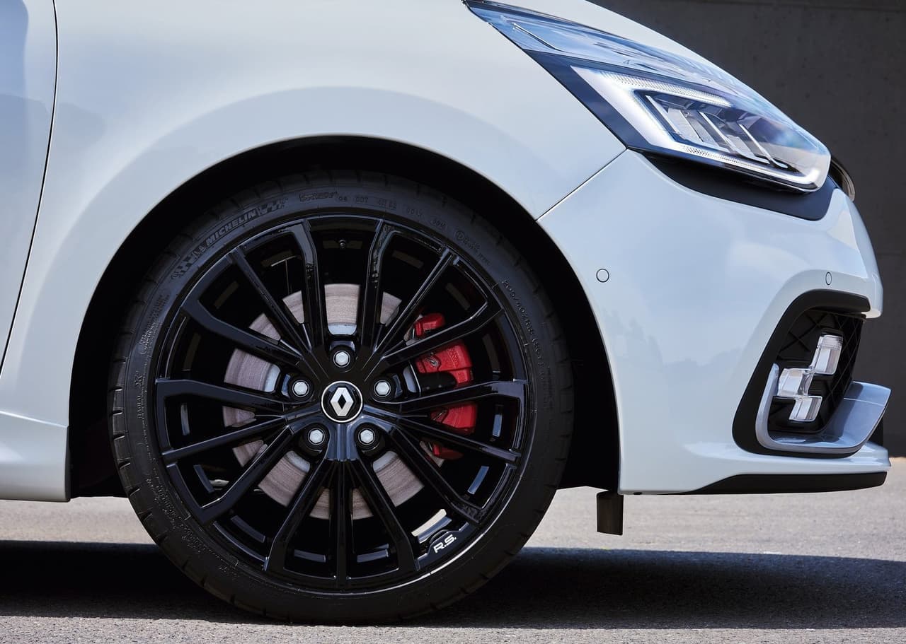 Como es usual en esta versión deportiva, resalta el alerón y los escapes traseros de doble salida. Por otra parte, en su cuerpo aparecen las siglas RS debajo del logo, dando cuenta de este resultado del departamento Renault Sport.