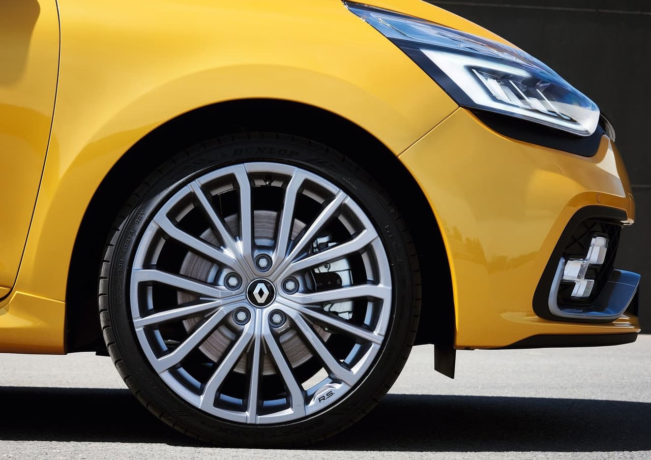 Sus llantas también reciben una actualización, siendo multiradio de aleación de 18 pulgadas. Otro detalle revisado es el diseño de los faldones laterales.