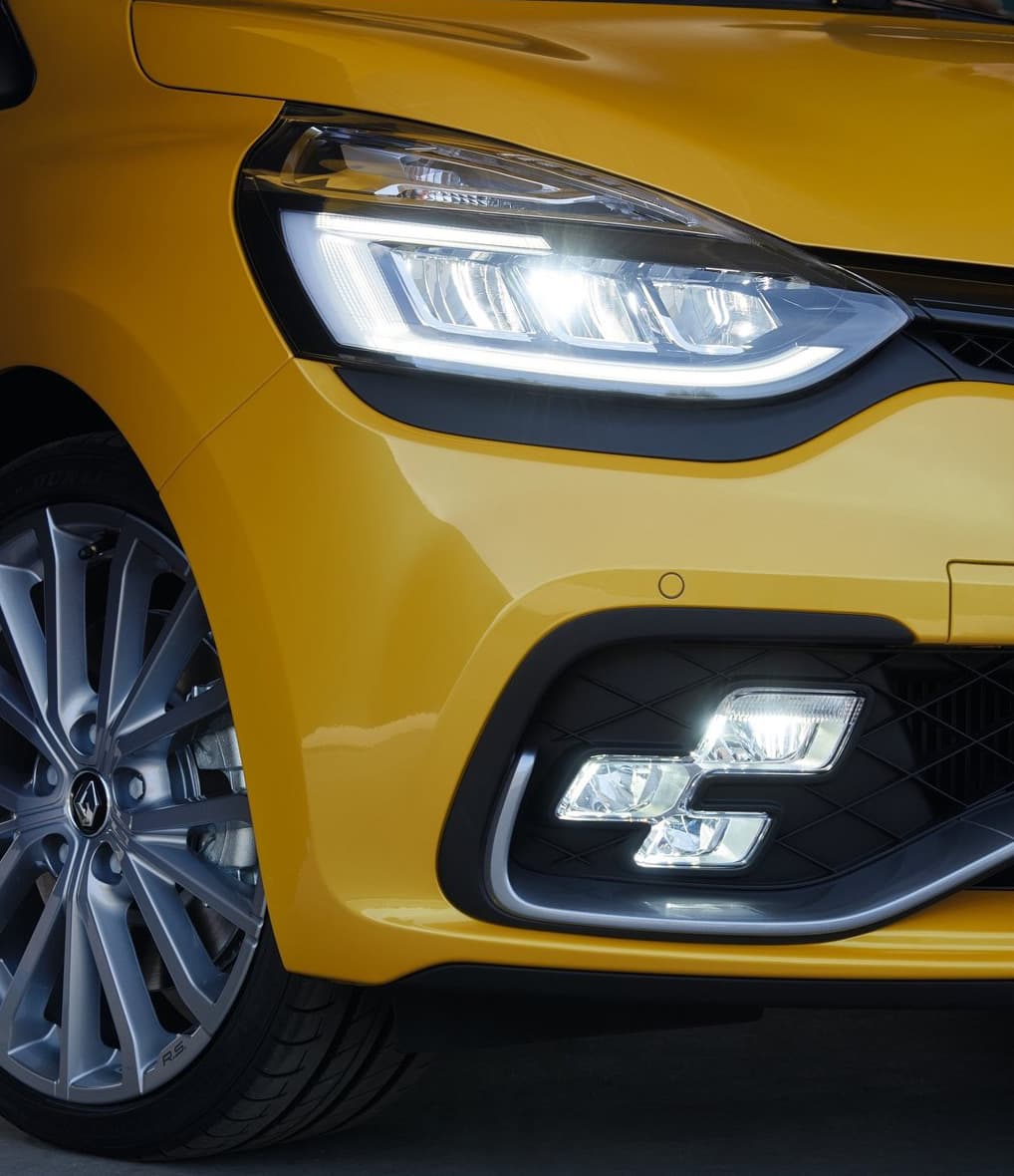 En el frontal del vehículo deportivo se advierten nuevos LED frontales, los cuales están ubicados en el paragolpes. Según señala el fabricante, los mismos emulan el aspecto de una bandera cuadriculada de carrera, que además de presentar una particular estética ofrecen ventajas funcionales.