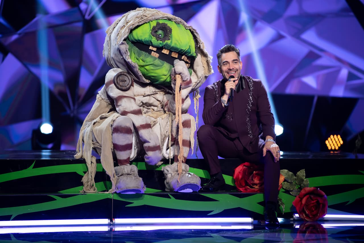 Tras escucharlo cantar, Carlos Rivera aseguró que Jessi Huerta es quien da vida a Zombie, Consuelo Duval mencionó el nombre del vocalista de Reik, Jesús Navarro, y Yuri a Emilio Osorio.