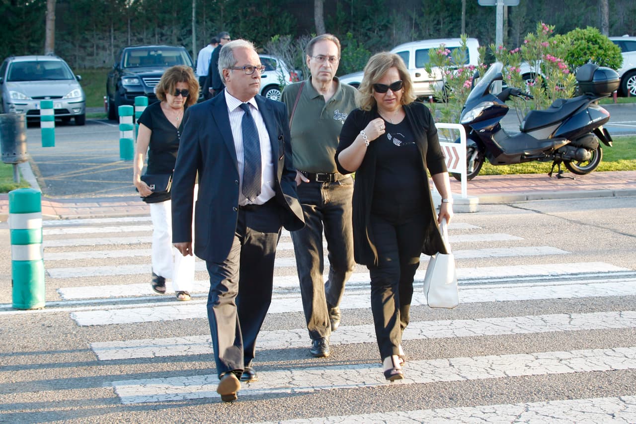 El luto de su corazón salió a flote sobre su cuerpo en forma de prendas en color negro.