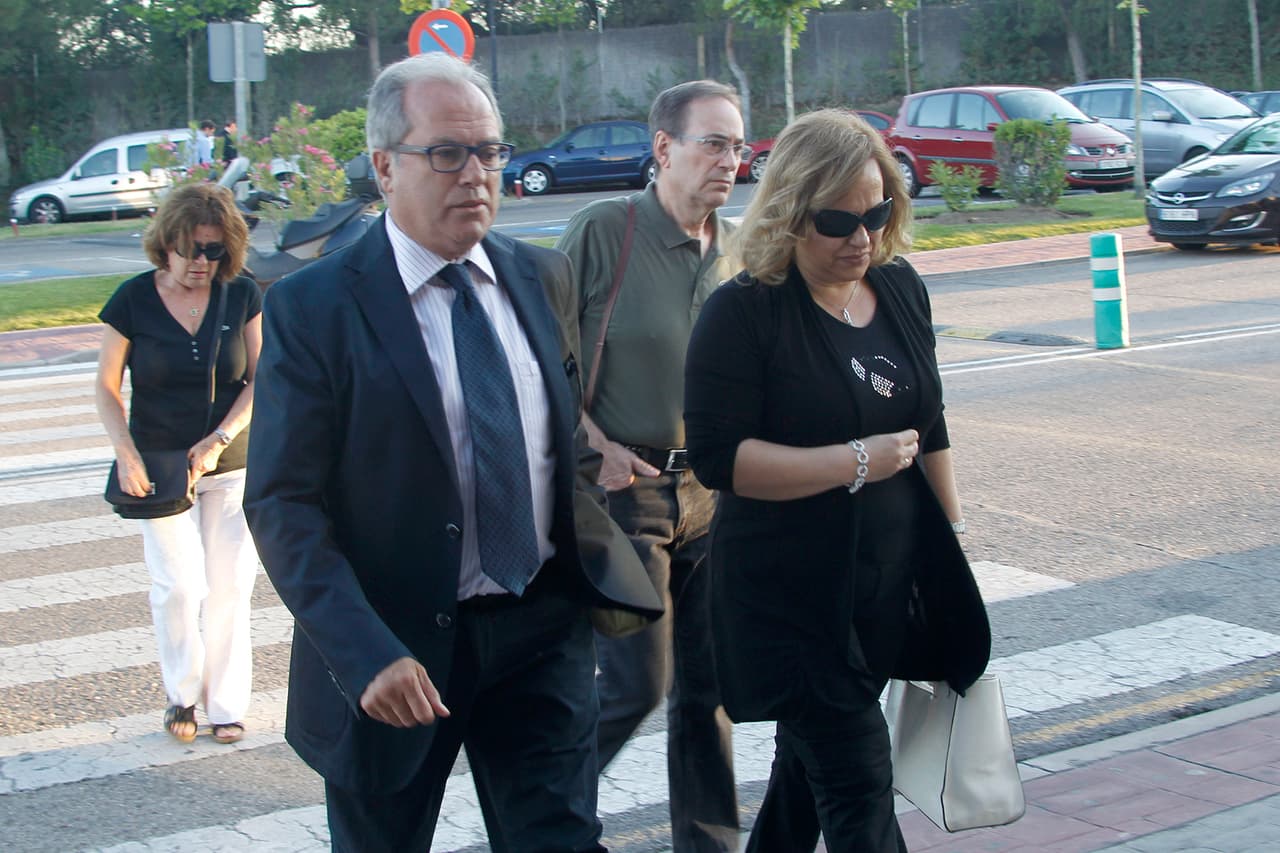 La madre de Penélope Cruz se miró cabizbaja en todo momento.