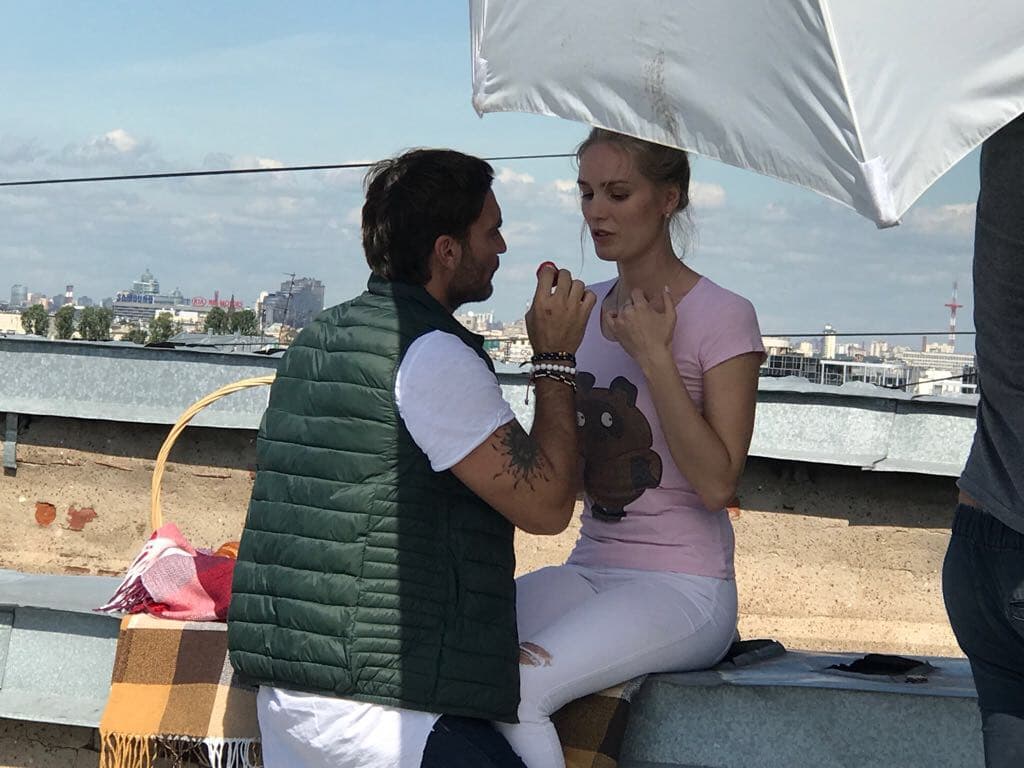 Julián quedó encantado con los detalles de su nueva conquista.