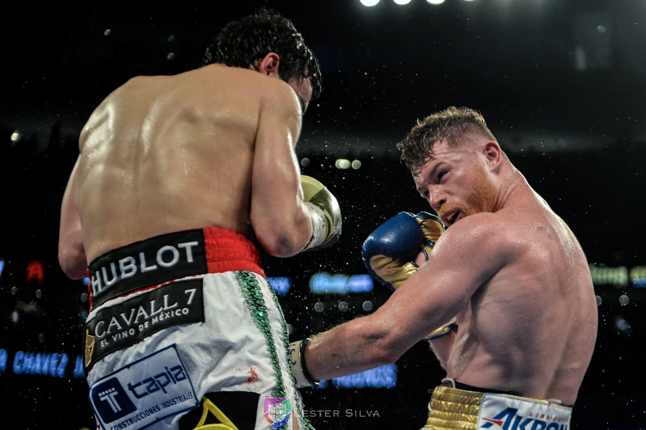 Te acercamos a los golpes que se dieron Saúl 'Canelo' Álvarez en contra de Julio César Chávez Jr., imágenes que te harán sentir en el ring.