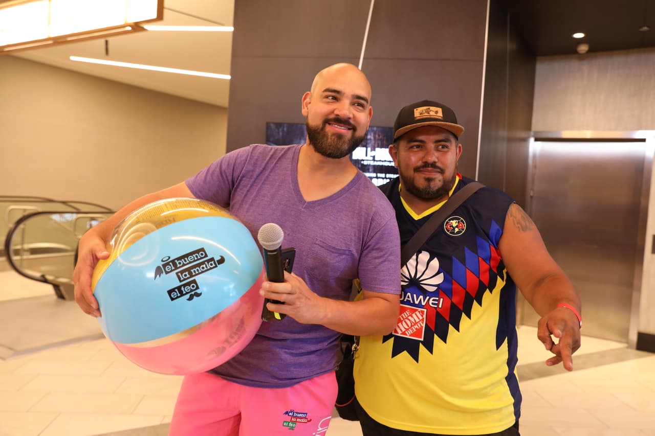 Y como ya es costumbre, 
<b>El Pelón</b> siempre se encuentra con un americanistas en los eventos de 
<b>El Bueno, La Mala y El Feo</b>.