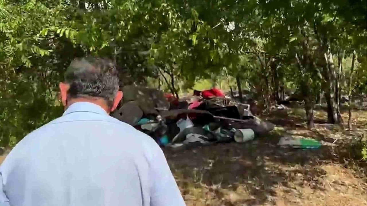 "Esta situación es muy incómoda": Vecinos de Bexar retiran 43 mil libras de basura acumulada durante años