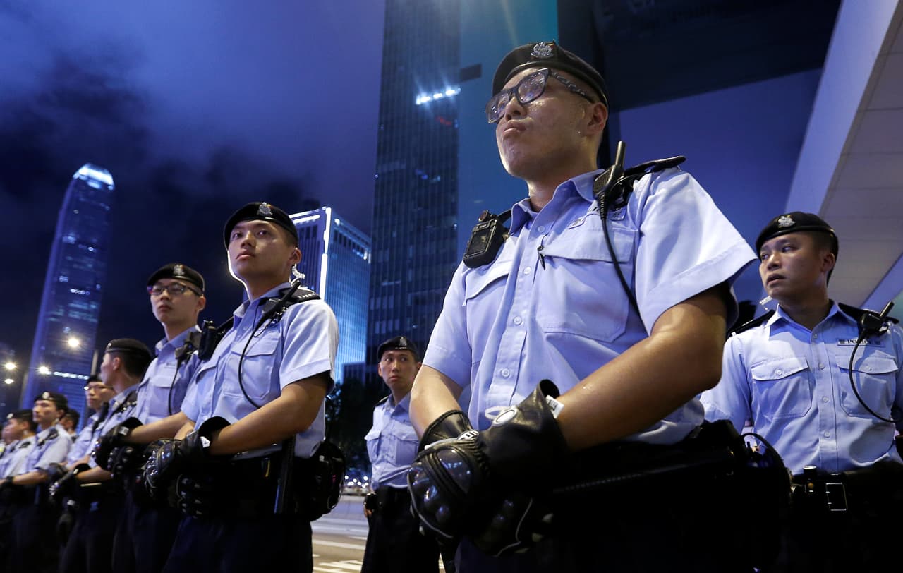 Policías bloquearon el paso a los manifestantes que salieron a las calles de Hong Kong este domingo.