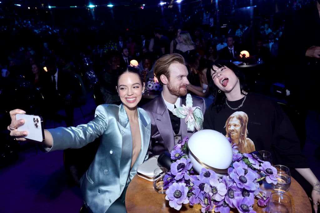 <b>Claudia Sulewski y Finneas</b>
<br>Por otro lado, Sulewski y Finneas acudieron a la gala con tuxedos satinados que combinaban muy bien entre sí. Junto a ellos Billie Eilish, hermana menor del compositor, se la pasó divirtiéndose durante la 64 edición de los GRAMMY Awards.