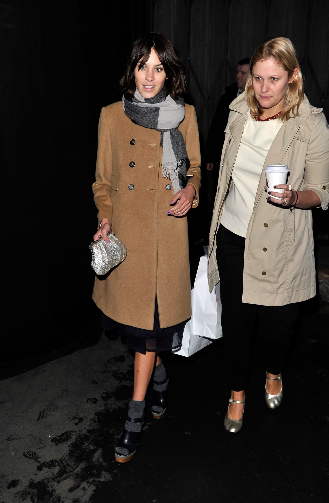 La it girl Alexa Chung sabe como llevar más allá esta idea de andar en media corta por la calle. Ella se arriesga incluso llevándola con unas sandalias. La verdad es que es una interesante manera de llevar los zapatos propios de la primavera en estaciones más frías.