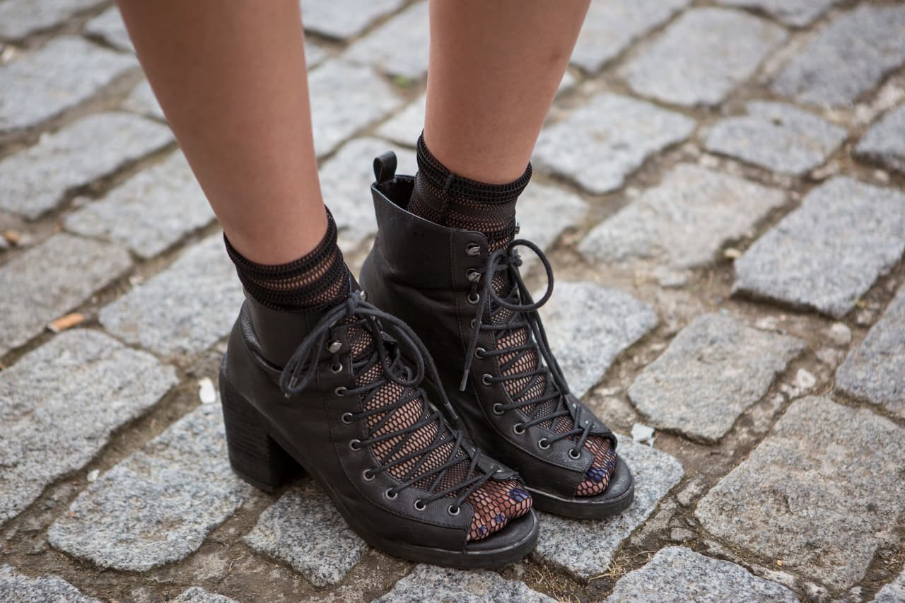 La forma más sencilla de hacer una transición a este "revival" de las tobilleras es buscando unas sandalias tipo bota de amarrar y ponerle una medias de malla cortas. ( Tip secreto: todas las tiendas de fast fashion tienen una sección de medias, ahí encontrarás modelos divertidos)