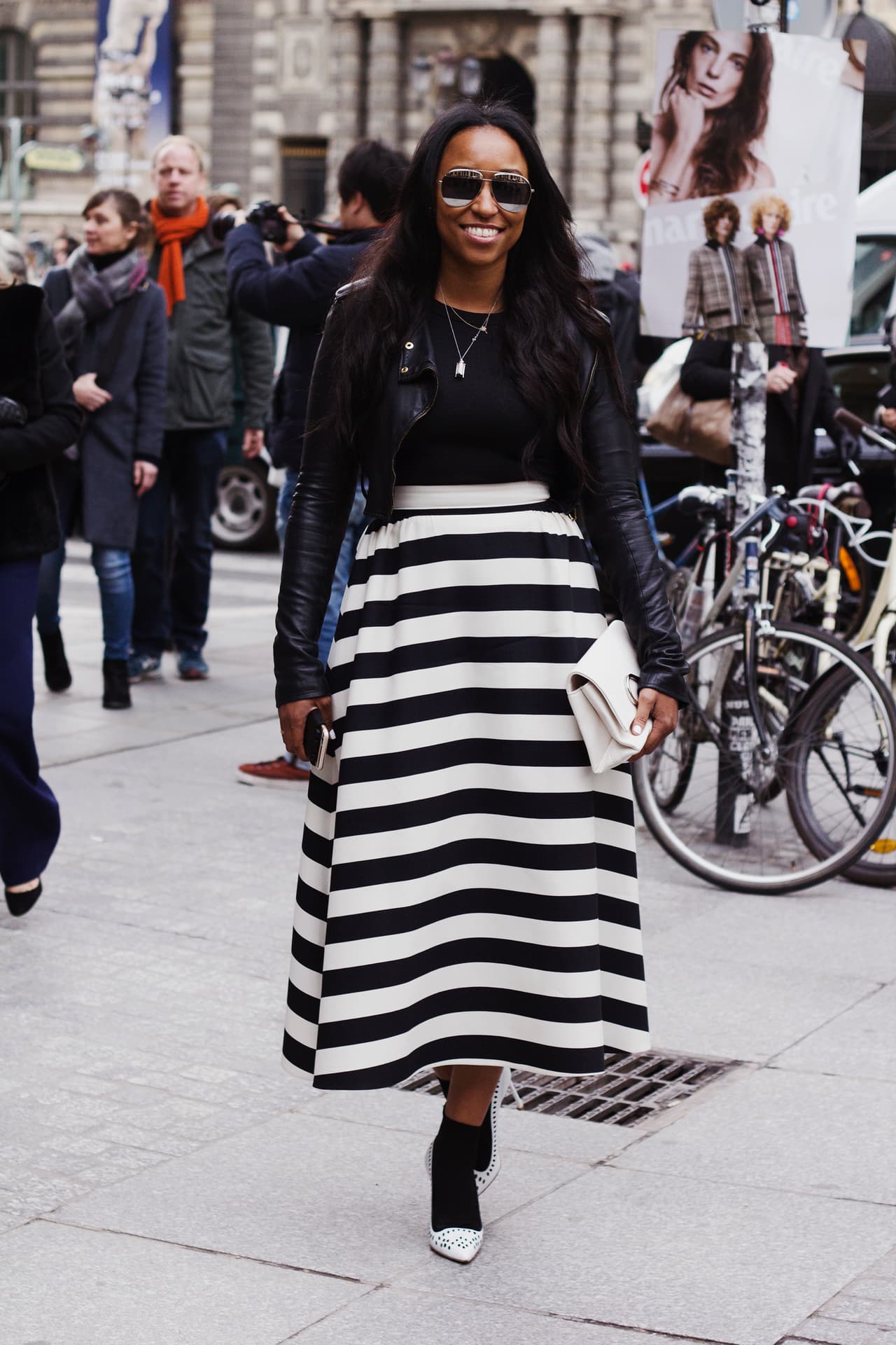 Esta paseante de las calles de París sabe que la idea es sencilla: Elige unos "pointed toe pumps", o lo que es lo mismo, unos tacones de punta, ojalá no muy altos, y luego busca unas medias cortas divertidas (con brillantes o boleros) y úsalos juntos creando contraste.