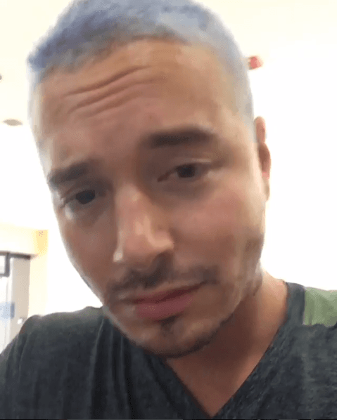 El estilo del pelo azul.