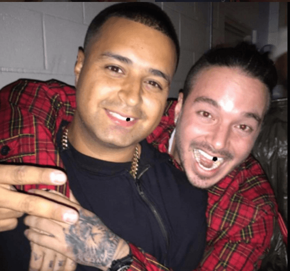 Los fanáticos incondicionales de este cantante no se quedaron fuera.