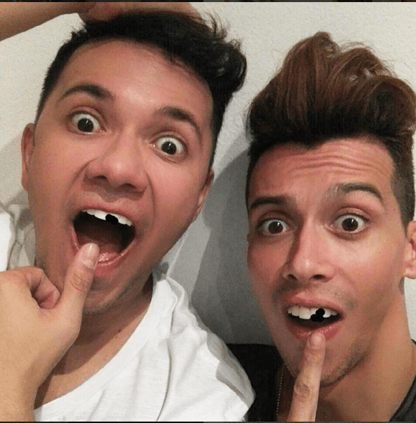 Par de locochones igual que su ídolo.