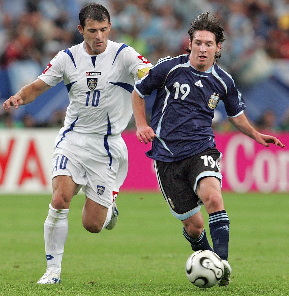 Ni dos años se había cumplido de su debut cuando acudió a su primer Mundial en Alemania 2006.
<br>En el segundo duelo de Argentina, ante Serbia, ingresó por Maxi Rodríguez a los 74. A los 77 dio una asistencia para que Hernán Crespo anotará, y a los 88 marcó su primer gol en una Copa del Mundo. Fue el 6-0 con que la albiceleste cerró el marcador ese día.