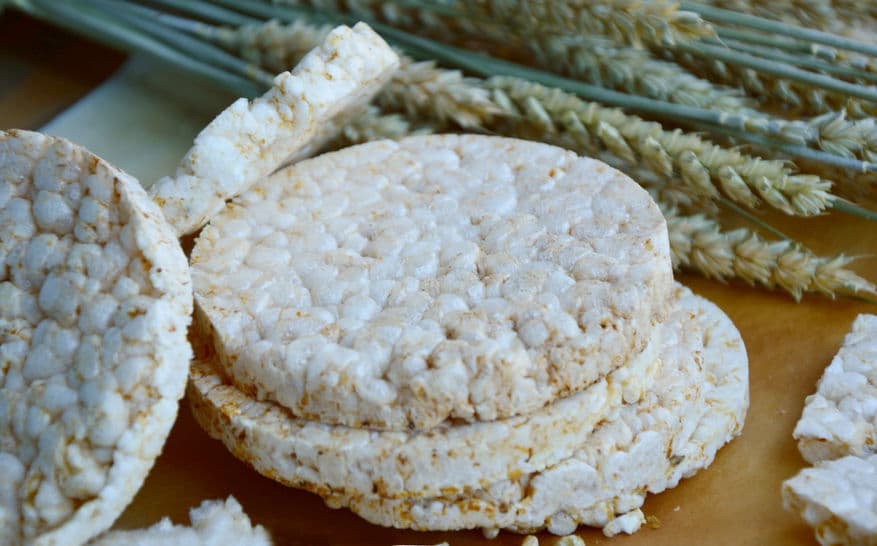 Puedes hacer un bocadillo al unirlas con una rebanada de jamón de pavo o también con una rodaja de queso sin grasa.