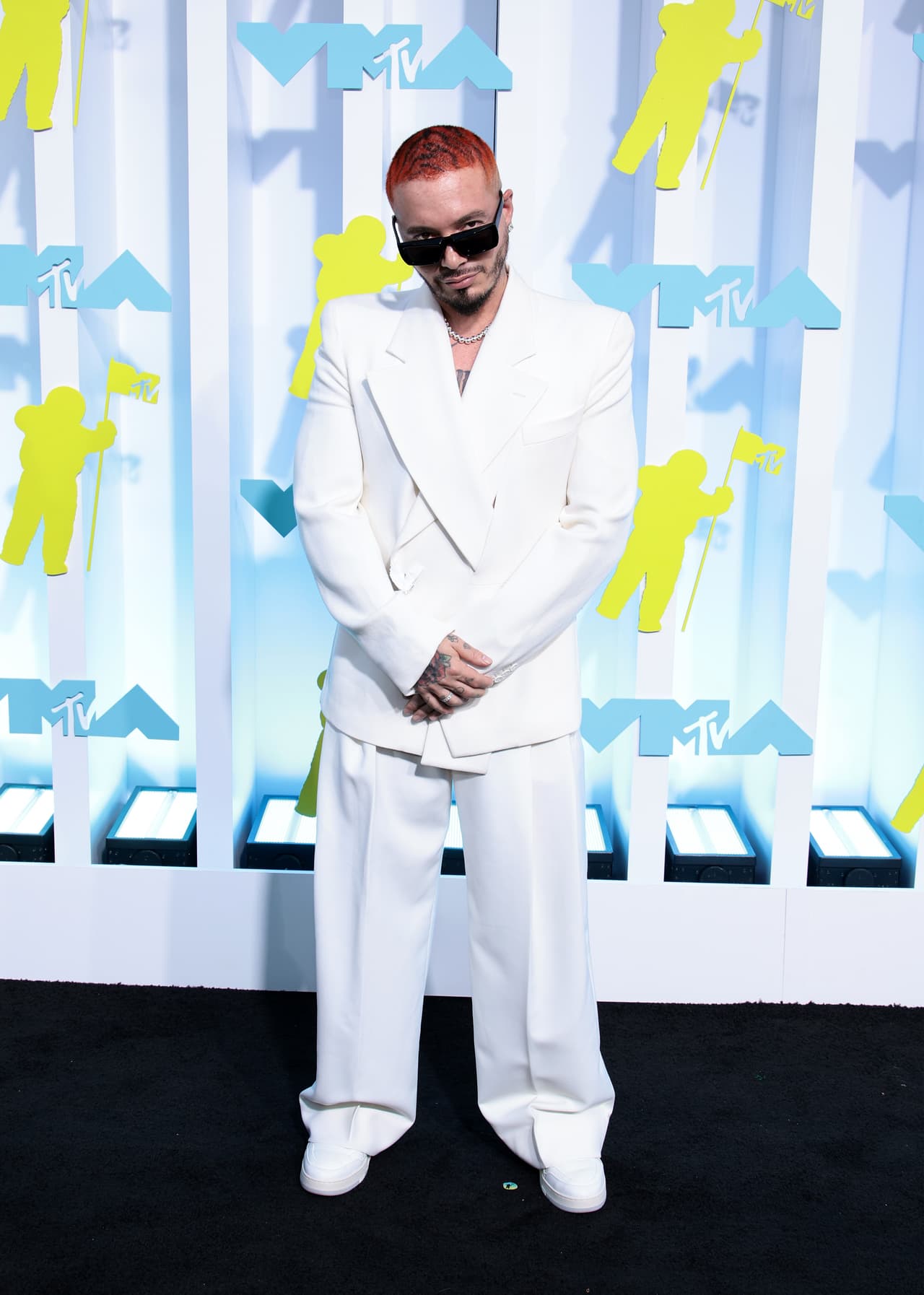 <b>J Balvin </b>
<br>
<br>Entre las celebridades masculinas que dominaron la alfombra roja de los MTV VMAs destacó el reggaetonero, quien lució un traje blanco ‘oversized’ y zapatos a juego.
<br>
