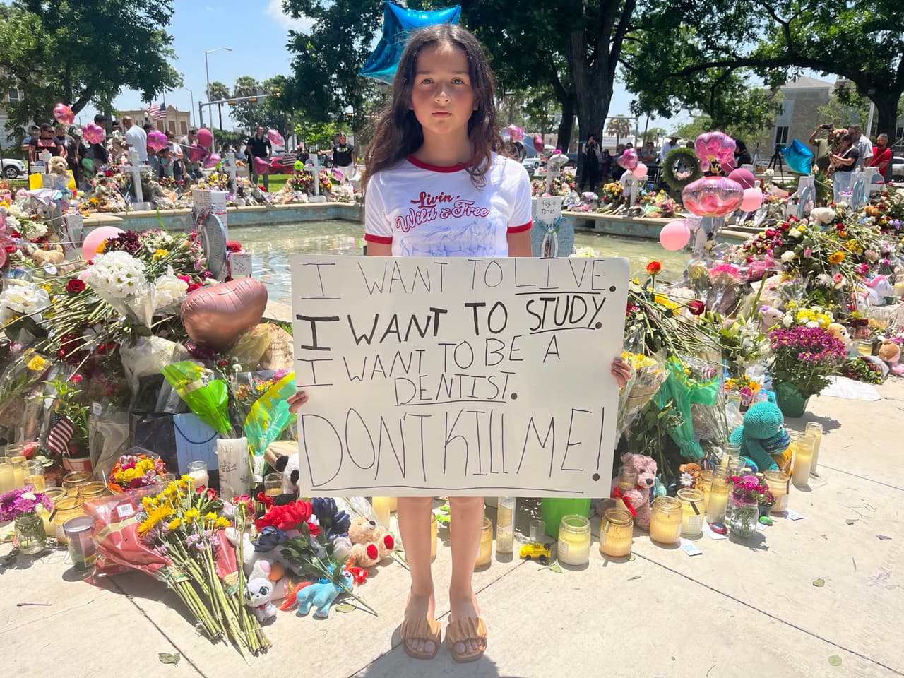 Alayna Borrego lleva días sin poder dormir bien. Perdió a una amiga en el tiroteo en la primaria Robb y teme que llegue el momento de regresar a clases en agosto, cuenta su mamá Arely Borrego. "Quiero vivir. Quiero estudiar. Quiero ser dentista. ¡No me maten!", lee una pancarta que redactó y llevó a la plaza de Uvalde, Texas.