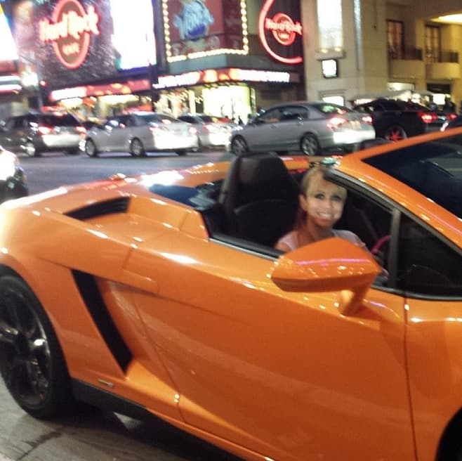 Grandes, chicos, espaciosos o deportivos, se nota que le encantan los coches lujosos y de colores llamativos.