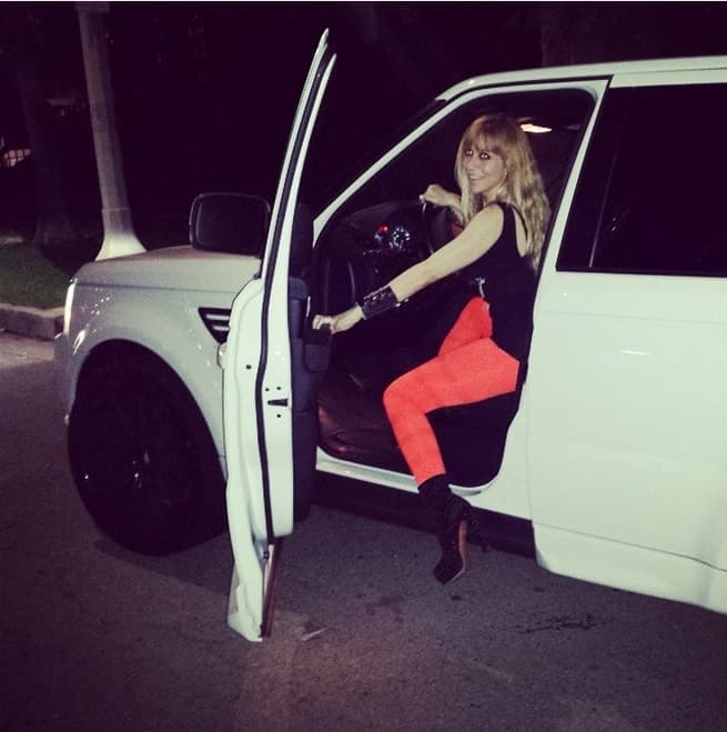 ¿Te imaginabas que esta sensual mujer sería tan amante de los carros?