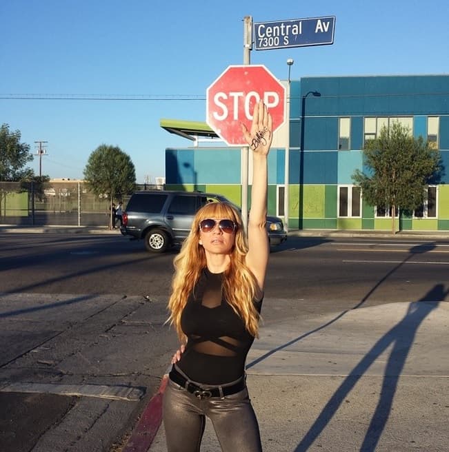 Ya todos sabemos que Noelia para el tráfico con su sensualidad, pero nos deja sin frenos al saber que le encanta poner las manos sobre el volante.