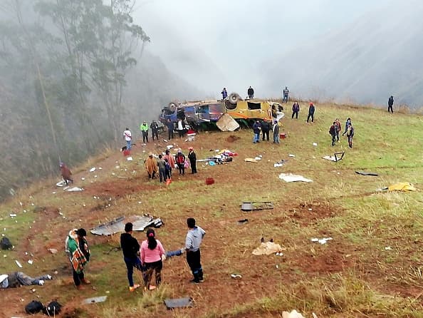 Al menos 19 personas mueren al caer un autobús por un profundo abismo en Perú