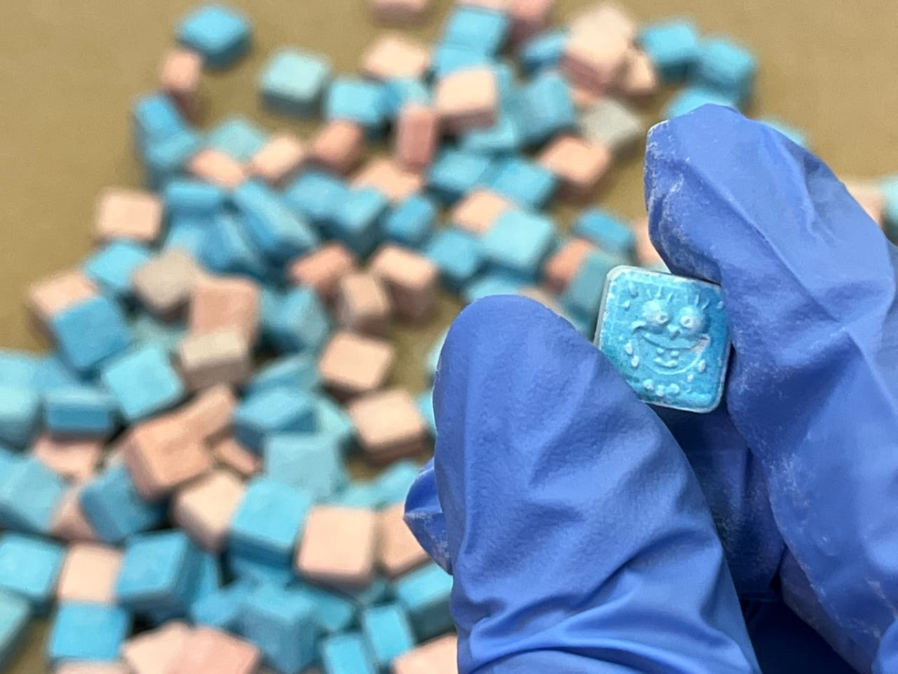 La División de Campo de la DEA en Chicago emitió una alerta por pastillas ilícitas vendidas como MDMA, éxtasis o “Molly” que en realidad contienen metanfetamina. La agencia reporta aumento de incautaciones en Illinois, Indiana y Wisconsin y pide evitar pastillas no dispensadas por farmacias autorizadas.