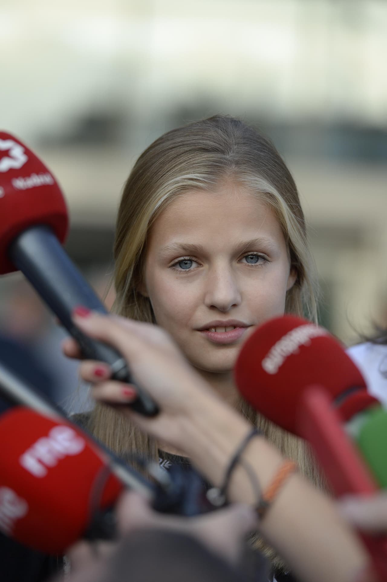 Por su parte, 
<b><a href="https://www.univision.com/entretenimiento/realeza/leonor-la-hija-mayor-de-los-reyes-de-espana-debuta-como-princesa-fotos" target="_blank">Leonor, princesa de Asturias</a></b>, dijo a la prensa que su abuelo está "muy recuperado, está muy bien".