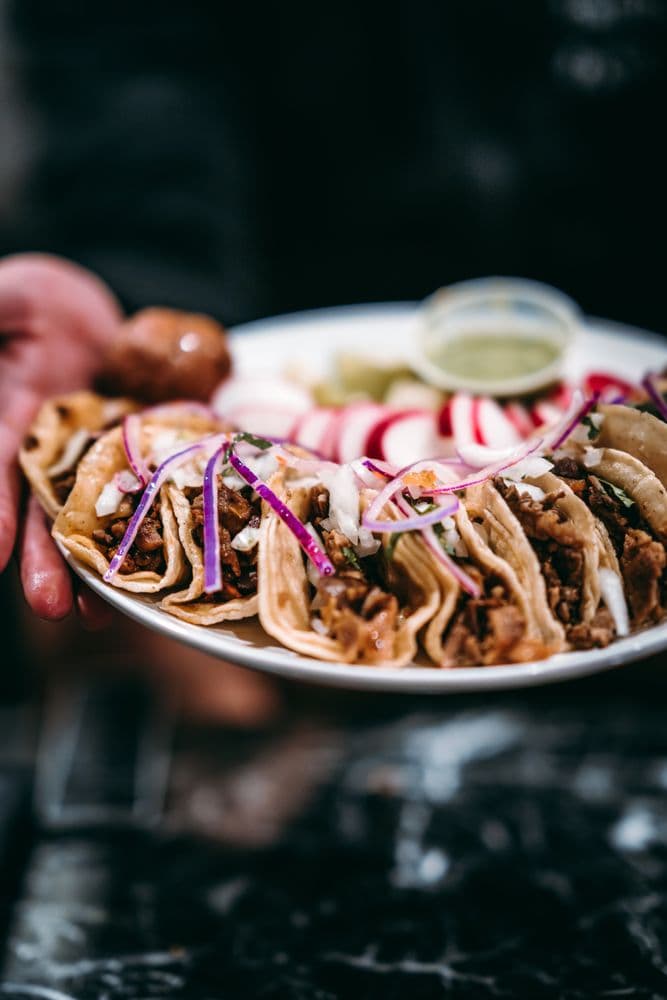 <b>Ave 26 Taco Stand</b> - El punto taquero realmente no se describe a sí mismo, lo hacen sus clientes. Entre las calificaciones la descripción que más se repite son calificativos como, “deliciosos”, “estupendos”, “baratos” y la única desventaja es la falta de estacionamiento, sin embargo, las largas filas los domingos por la tarde, parecen salirle al paso a cualquier limitación logística.
<br>
<br>Lo encuentras en el oeste de la avenida 26 y la calle Humboldt en el área de Lincoln Heights.