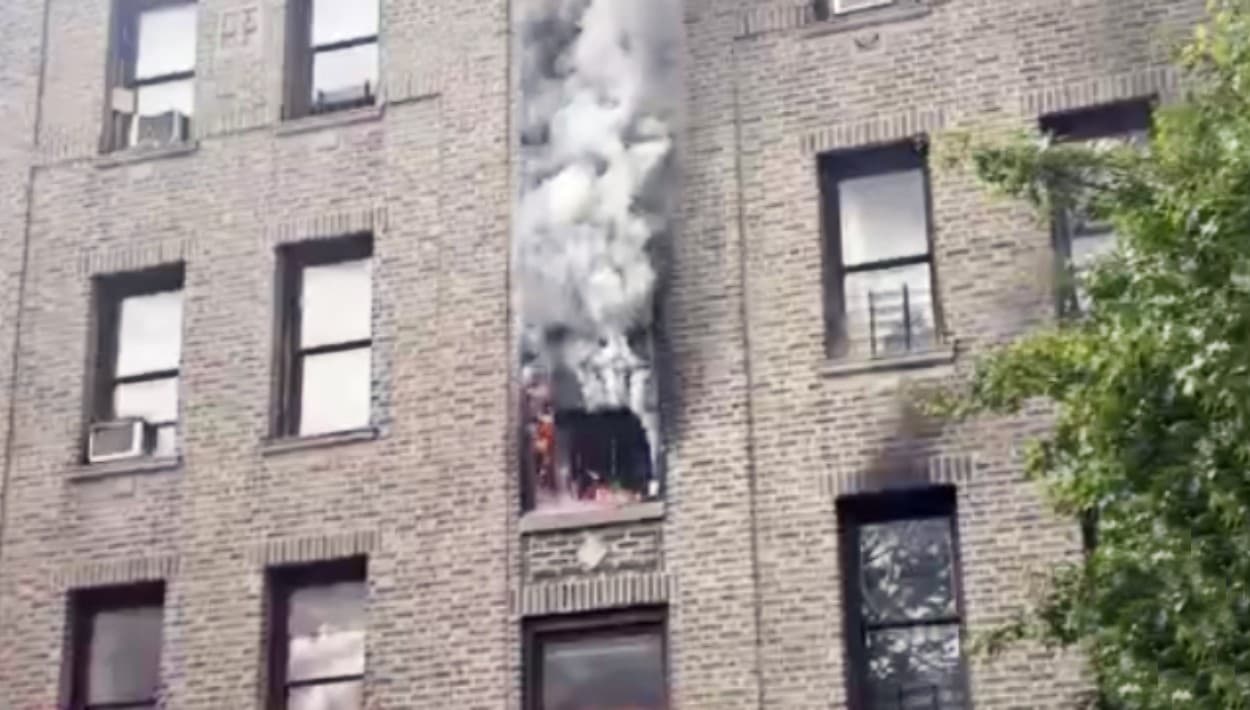 Un niño de 1 año muerto y dos en estado crítico tras fuego en un edificio de El Bronx