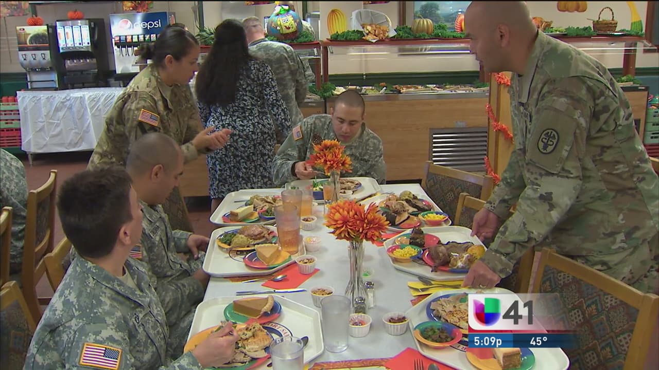 Soldados en San Antonio celebran el Día de Acción de Gracias con una cena especial