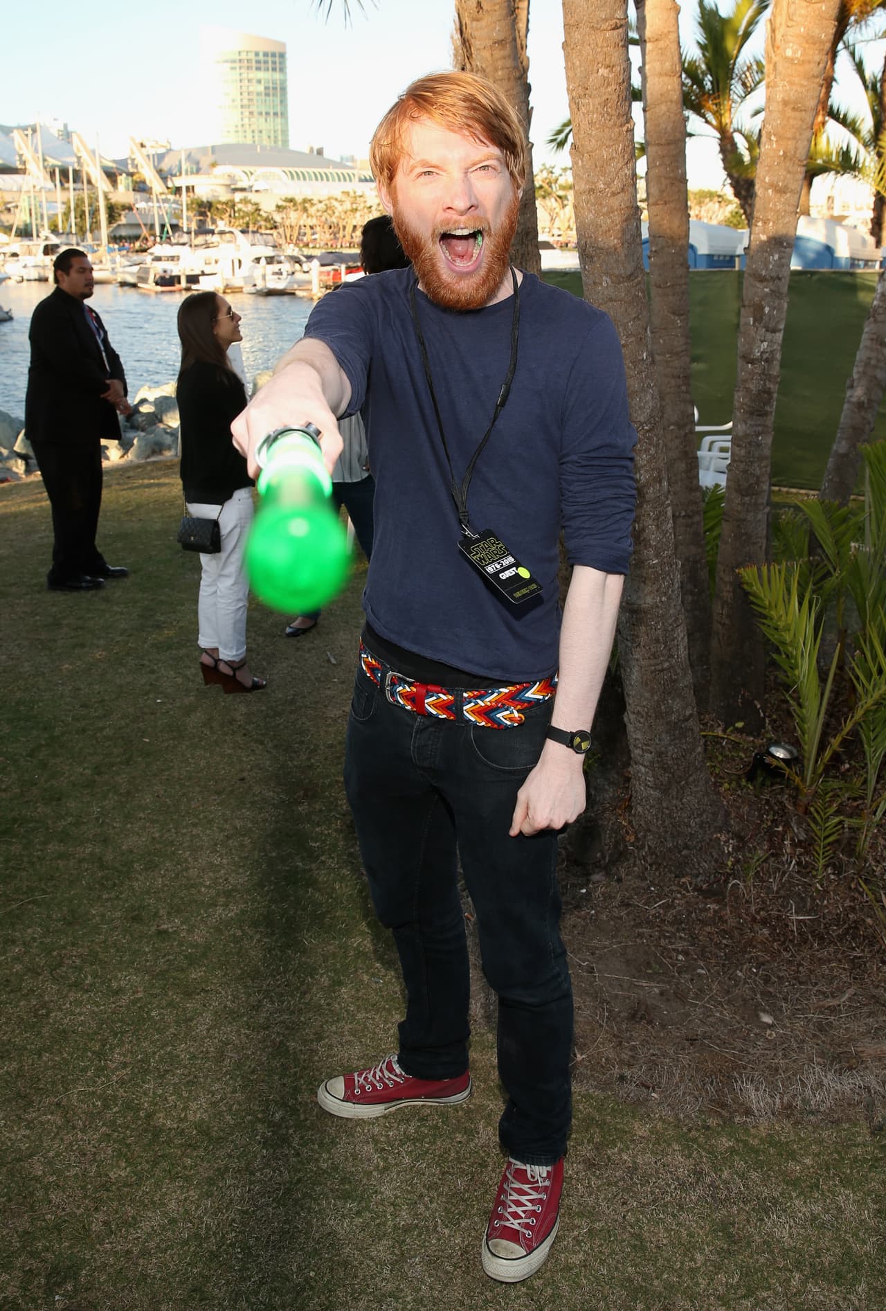 Domnhall Gleeson jugando con un sable de luz.