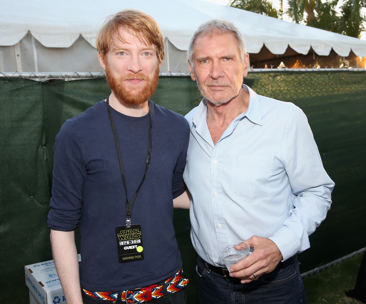 Gleeson con Harrison Ford tras la conferencia.