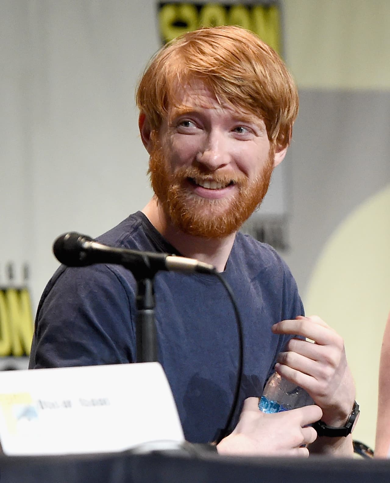 Domnhall Gleeson bromeó que su personaje "claro que es villano, es inglés".