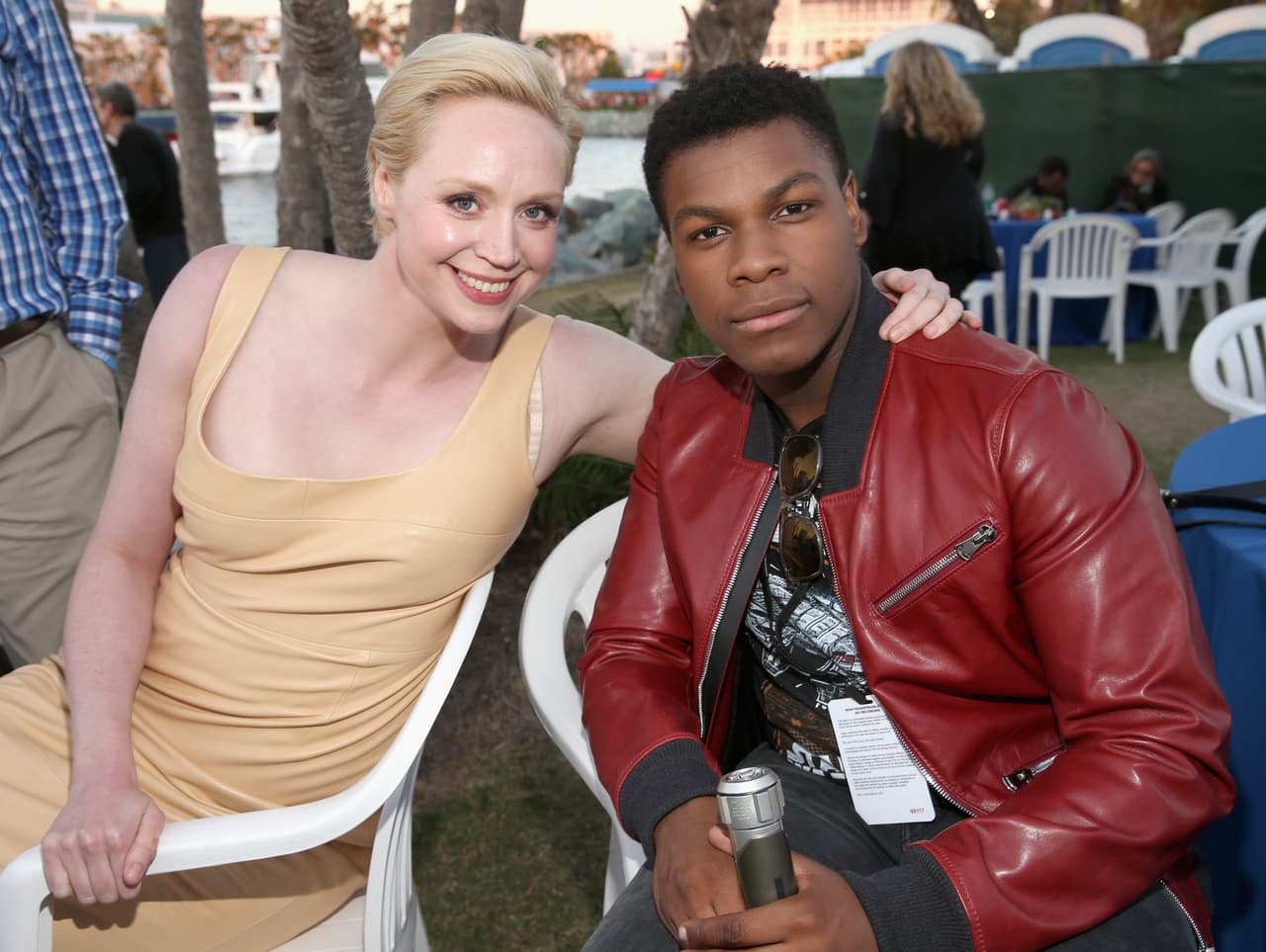 Gwendoline Christie junto a John Boyega