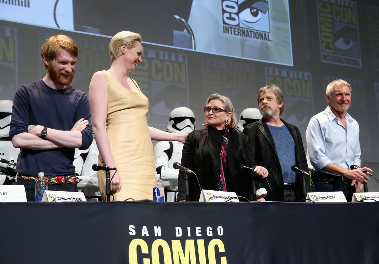 Gwendoline Christie recibiendo a Carrie Fisher.
