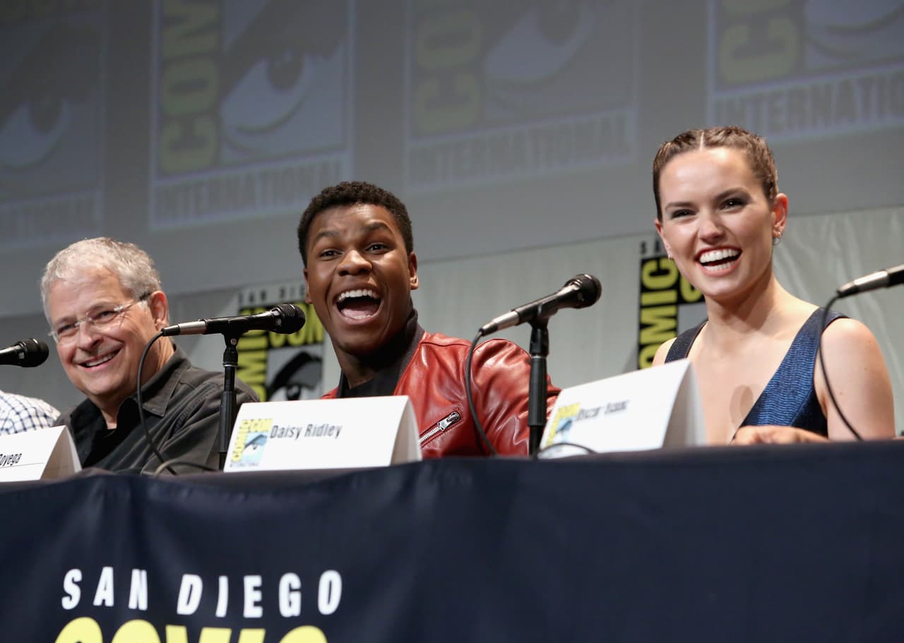 John Boyega y Daisy Ridley respondiendo preguntas de los fans.