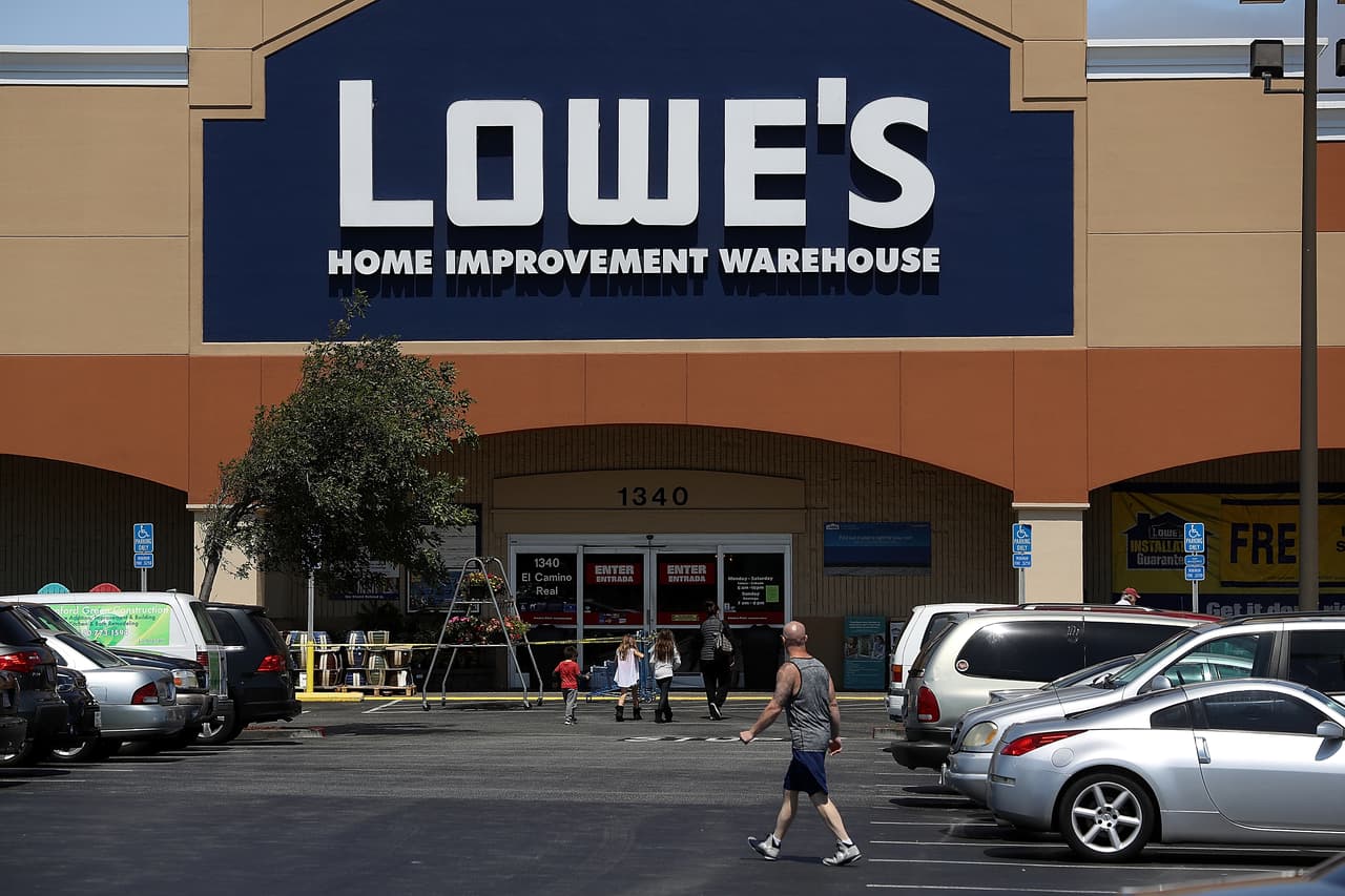 <b>Lowe’s</b>
<br>Cerrará durante Thanksgiving (jueves 23 de noviembre), pero abrirá en Black Friday (viernes 24 de noviembre).