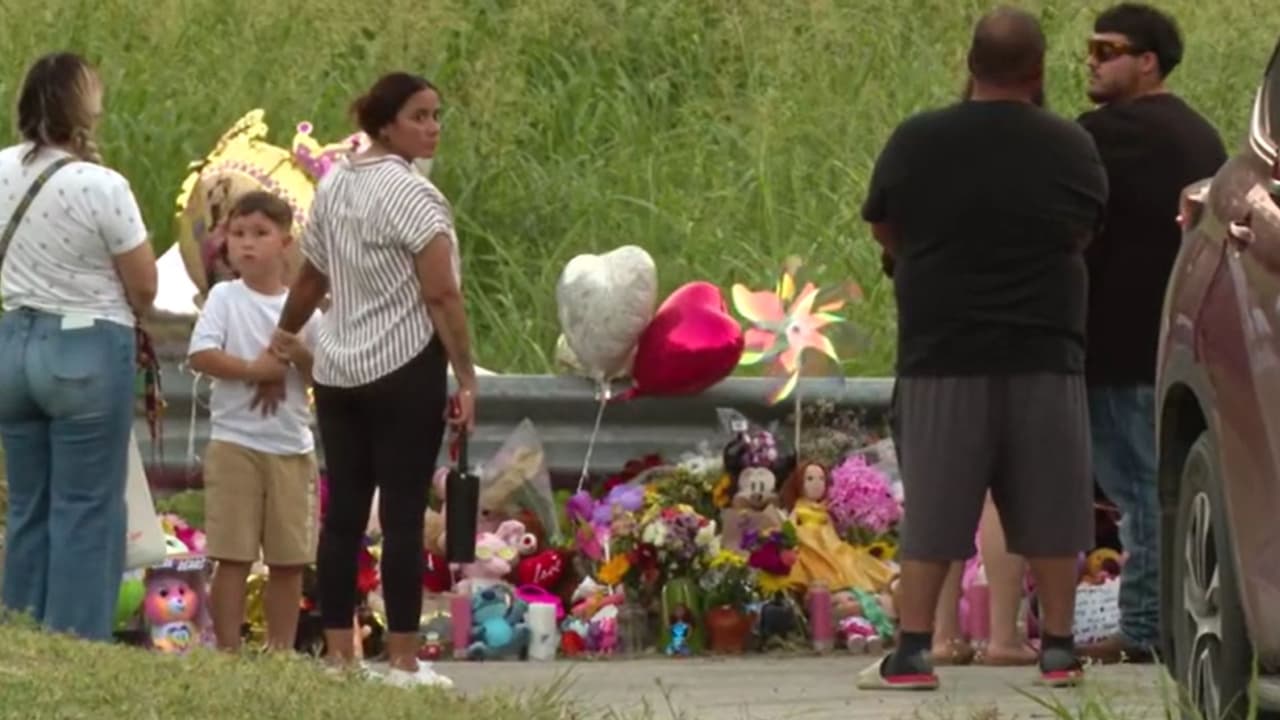 El memorial instalado en la zona donde fue hallada continúa creciendo con 
<b>flores, veladoras, juguetes, muñecas y mensajes de despedida</b>. Entre los objetos colocados por los asistentes destacaban corazones decorativos y figuras infantiles.