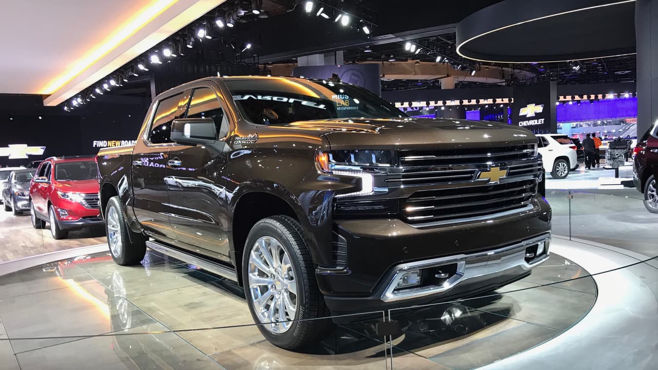 <h3 class="cms-h3-H3">Pickups, pickups y más pickups.</h3>
<br>
<br>La llegada de la quinta generación de la 
<b><a href="https://www.univision.com/noticias/chevrolet/la-chevrolet-silverado-2019-debuta-en-detroit-con-ocho-versiones-y-un-nuevo-motor-diesel" target="_blank">Chevrolet Silverado 1500</a></b> coincidió con los 100 años de la producción de la primera pickup Chevrolet. Imaginense la clase de fiesta armaron, y con sobrada razón.
