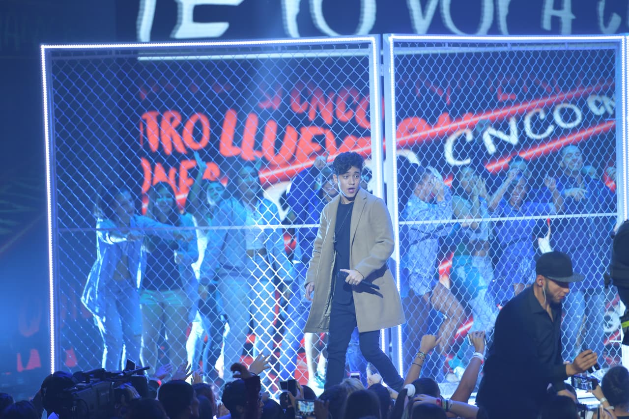 Joel muy concentrado del otro.