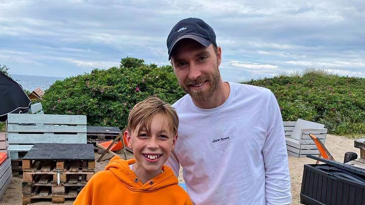 Eriksen reaparece en público feliz y sonriente en la playa
