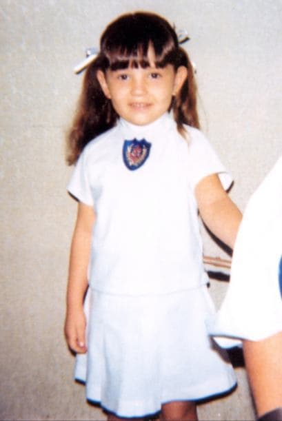 En esta foto Thalía iba a la escuela primaria con tan solo 6 añitos de edad.